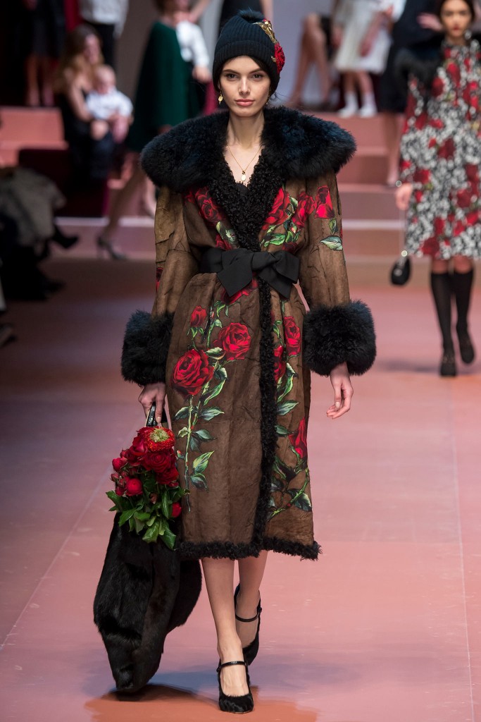 мутоновая шуба с розами от Dolce & Gabbana